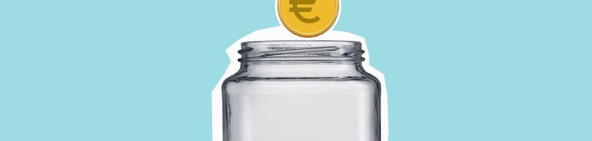 Sparbetrag und Münzen auf einem Tisch