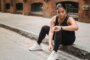 Laufschuhe und Fitnessuhr auf dem Boden